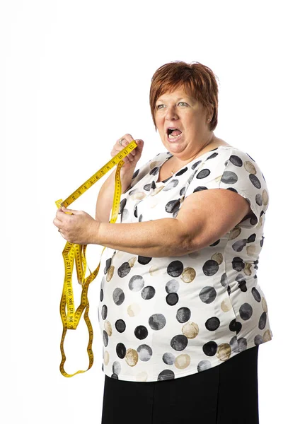 Pięćdziesięcioletnia Kobieta Nadwagą Trzymająca Żółtą Taśmę Wystraszonym Wyrazem Twarzy Odizolowana — Zdjęcie stockowe