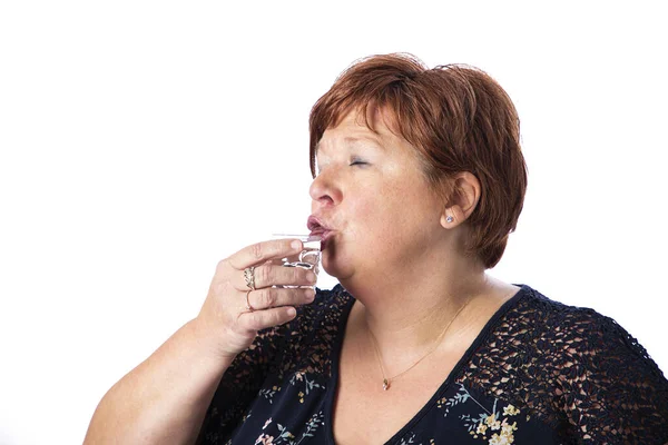 Pięćdziesięcioletnia Kobieta Nadwagą Pijąca Alchool Białym Tle — Zdjęcie stockowe