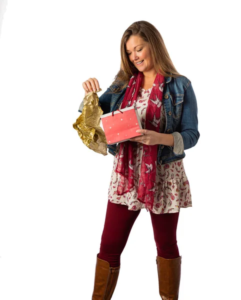 Сорокрічна Жінка Одягнена Стильний Богемний Одяг Відкриває Подарунковий Пакет Стокова Картинка