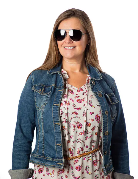 Mittvierzigerin Mit Stylischer Boheme Und Sonnenbrille Isoliert Vor Weißem Hintergrund Stockbild