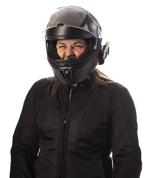 Mittvierzigerin Mit Motorradjacke Und Helm Isoliert Auf Weißem Hintergrund lizenzfreie Stockbilder