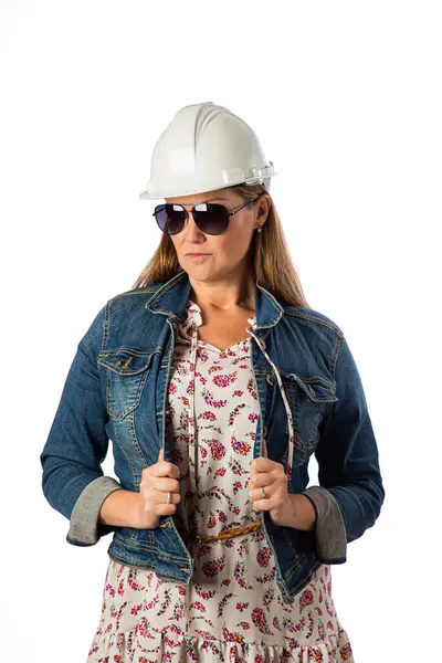 四十来岁的女人 穿着休闲装 头戴安全帽 戴着太阳镜 穿着防弹衣 免版税图库照片