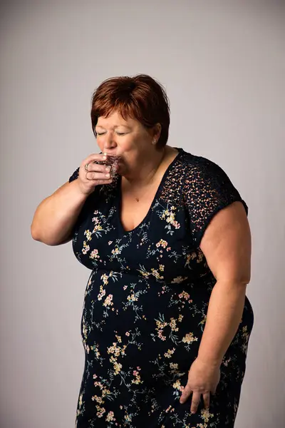 Пятьдесят Женщина Пьет Рюмку Алкоголя Стоковое Фото