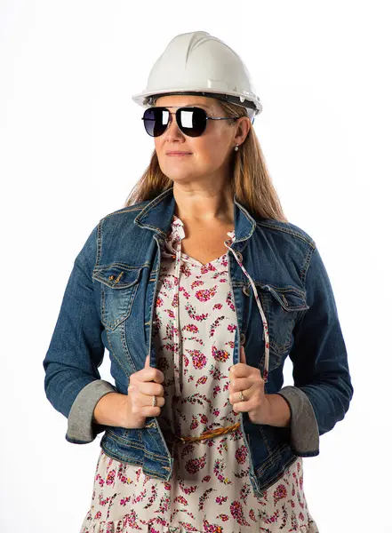 四十来岁的女人 穿着休闲装 头戴安全帽 戴着太阳镜 穿着防弹衣 免版税图库图片