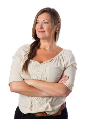 40 'lı yaşlarda bir kadının portresi, günlük kıyafetler giymiş, sola bakıyor.