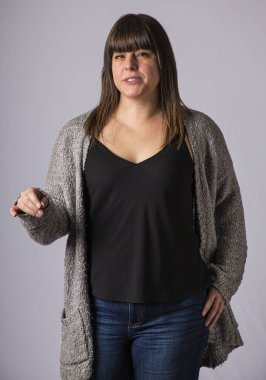 Kırklı yaşlarda rahat kıyafetler giyen bir kadın tartışıyordu.