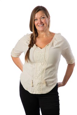 Kırk küsur yaşlarında, gevşek örgülü, bohem tarzı gömlekli, beyaz bir arka planı olan bir kadın.