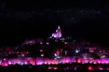 Bulgaristan 'ın başkenti Veliko Turnovo' daki Çarevets kalesinde ışık gösterisi