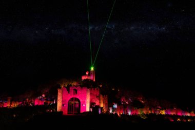 Bulgaristan 'ın başkenti Veliko Turnovo' daki Çarevets kalesinde ışık gösterisi