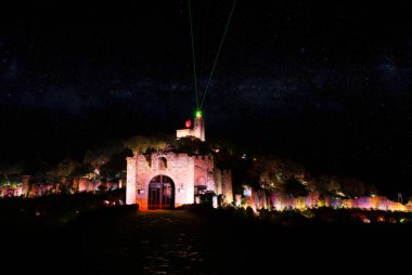 Bulgaristan 'ın başkenti Veliko Turnovo' daki Çarevets kalesinde ışık gösterisi