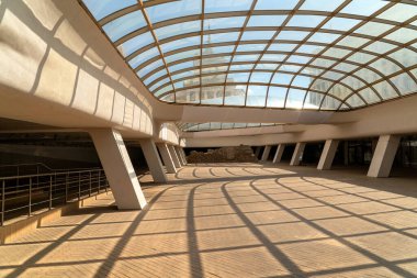 Bulgaristan 'ın Sofya Largo kentindeki cam kubbe ve Roma harabeleri