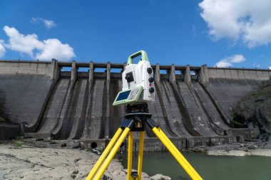 Ladrge baraj duvarının jeodetik ölçümleri