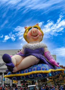 Stamford, Connecticut 'taki UBS Geçit Töreni. Ülkedeki en büyük helyum balonu geçit törenlerinden biridir. Herkesin en sevdiği dev balon karakterleri, ödül kazanan bando takımları ve muhteşem şamandıraları vardır..