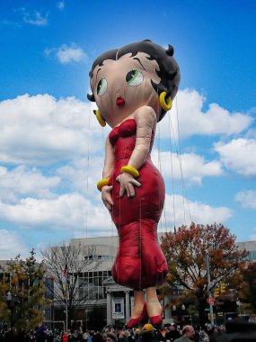 Stamford, Connecticut 'taki UBS Geçit Töreni. Ülkedeki en büyük helyum balonu geçit törenlerinden biridir. Herkesin en sevdiği dev balon karakterleri, ödül kazanan bando takımları ve muhteşem şamandıraları vardır..