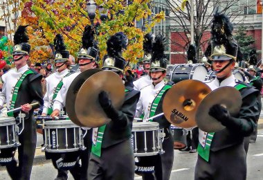 Stamford, Connecticut 'taki UBS Geçit Töreni. Ülkedeki en büyük helyum balonu geçit törenlerinden biridir. Herkesin en sevdiği dev balon karakterleri, ödül kazanan bando takımları ve muhteşem şamandıraları vardır..