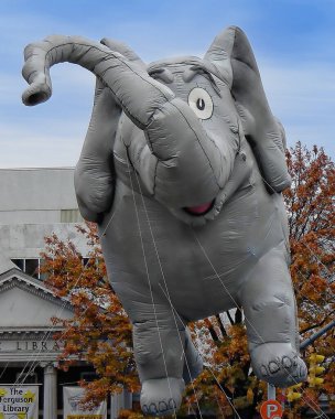Stamford, Connecticut 'taki UBS Geçit Töreni. Ülkedeki en büyük helyum balonu geçit törenlerinden biridir. Herkesin en sevdiği dev balon karakterleri, ödül kazanan bando takımları ve muhteşem şamandıraları vardır..