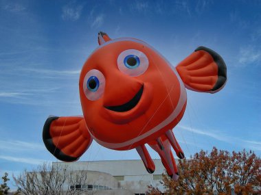 Stamford, Connecticut 'taki UBS Geçit Töreni. Ülkedeki en büyük helyum balonu geçit törenlerinden biridir. Herkesin en sevdiği dev balon karakterleri, ödül kazanan bando takımları ve muhteşem şamandıraları vardır..