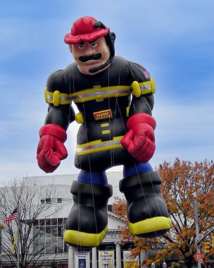 Stamford, Connecticut 'taki UBS Geçit Töreni. Ülkedeki en büyük helyum balonu geçit törenlerinden biridir. Herkesin en sevdiği dev balon karakterleri, ödül kazanan bando takımları ve muhteşem şamandıraları vardır..