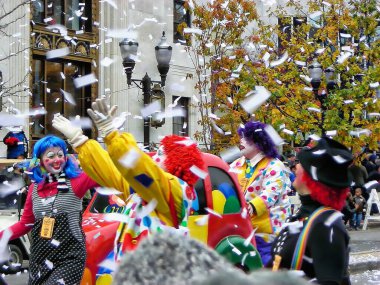 Stamford, Connecticut 'taki UBS Geçit Töreni. Ülkedeki en büyük helyum balonu geçit törenlerinden biridir. Herkesin en sevdiği dev balon karakterleri, ödül kazanmış bando grupları ve muhteşem şamandıraları vardır..