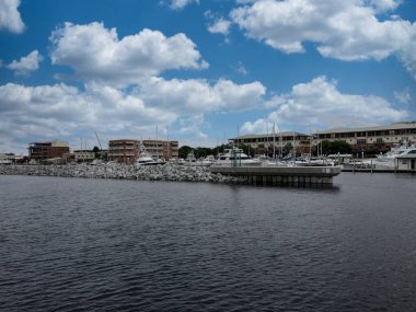 Palafox Pier Marina ve Pensacola şehir merkezi, Florida