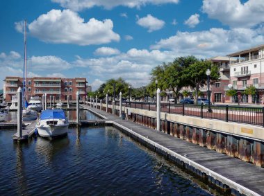Pensacola, Florida 'daki Palafox İskelesine tekne ve yatlar yanaştı.