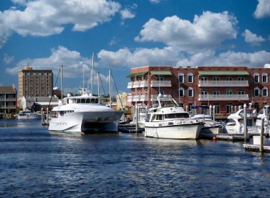 Pensacola, Florida 'daki Palafox İskelesine tekne ve yatlar yanaştı.
