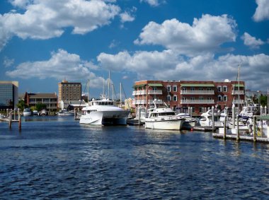 Pensacola, Florida 'daki Palafox İskelesine tekne ve yatlar yanaştı.