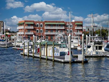Pensacola, Florida 'daki Palafox İskelesine tekne ve yatlar yanaştı.
