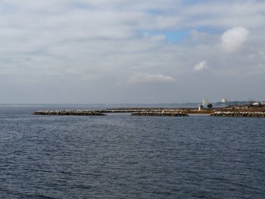 Pensacola Körfezi, Florida. Uzakta kaya oluşumları.