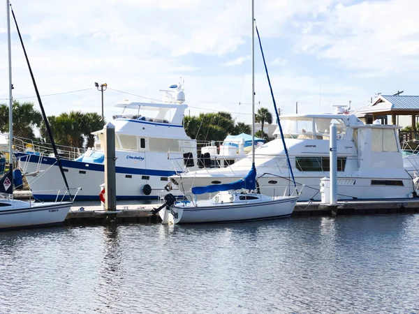 フロリダ州ペンサコーラ湾のセビリア港マリーナに停泊中のボート ストック写真