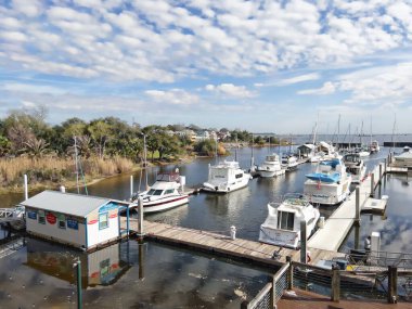 Florida, Pensacola Körfezi 'ndeki Seville Limanı Marina' da tekneler yanaştı.