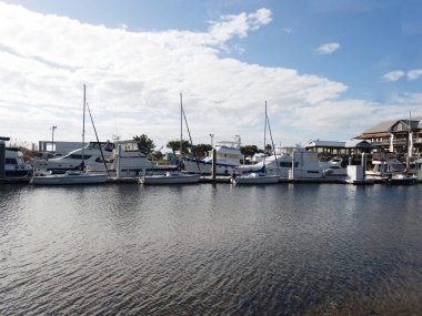 Florida, Pensacola Körfezi 'ndeki Seville Limanı Marina' da tekneler yanaştı.