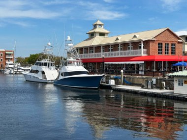 Palafox İskelesi, Florida, Pensacola şehir merkezindeki körfeze kenetlenmiş.