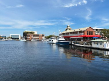 Palafox İskelesi, Florida, Pensacola şehir merkezindeki körfeze kenetlenmiş.