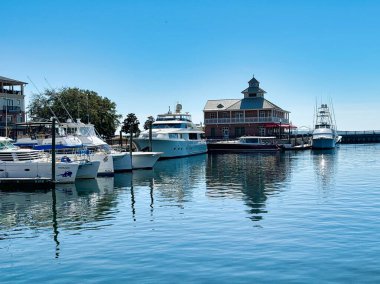 Şehir merkezinde hareketli bir marina, çeşitli tekneler ve büyüleyici bir restoran..