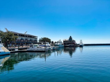 Şehir merkezinde hareketli bir marina, çeşitli tekneler ve büyüleyici bir restoran..