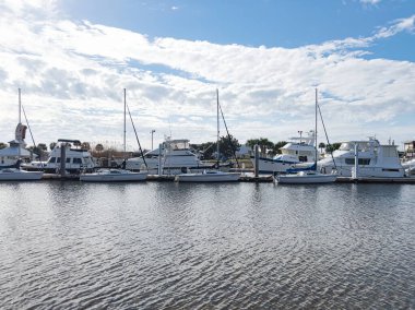 Pensacola Körfezi marinasında çeşitli boyutlarda rıhtım tekneleri var..
