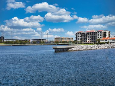 Tekne rıhtımı sakin Pensacola Körfezi 'nde şehrin canlı liman yaşamına bir göz atma imkanı sunuyor..