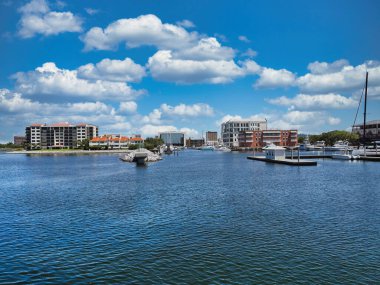 Pensacola Körfezi kıyısı, dinamik bir şehir manzarası oluşturan ticari ve yerleşim yapılarının bir karışımını sunar..