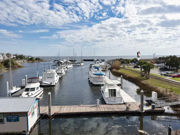 Açık bir günde Pensacola Körfezi marinasının manzarası.