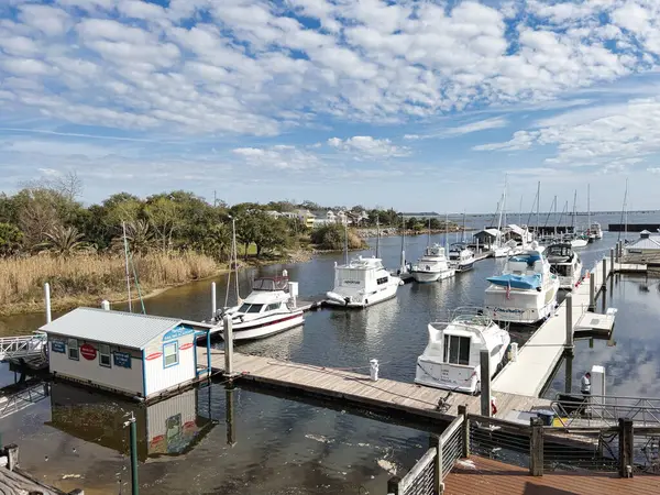 Açık bir günde Pensacola Körfezi marinasının manzarası.