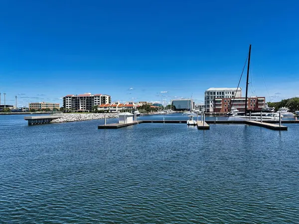 Tekne rıhtımı sakin Pensacola Körfezi 'nde şehrin canlı liman yaşamına bir göz atma imkanı sunuyor..