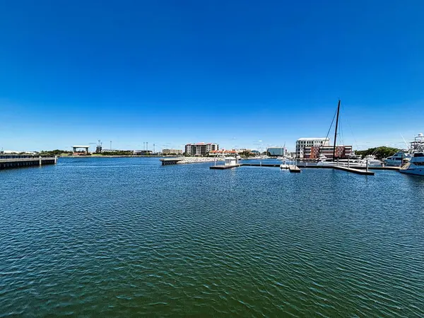 Pensacola Körfezi 'nin sakin manzarası, şehrin liman ve sakin sularını gözler önüne seriyor..