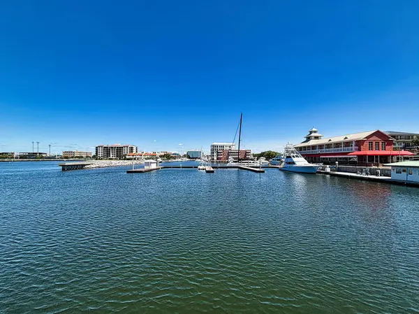 Sakin sular temiz gökyüzünü yansıtıyor, şehrin rıhtımını gözler önüne seriyor..