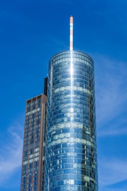 Mimari Zarafet: Modern Gökdelenler ve Gökdelenler Arasındaki Ofis Kuleleriyle Çarpıcı Bir Şehir Gökdeleni