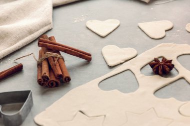 Kalp şeklindeki hamuru ve yıldızları anason ve tarçınla kes.