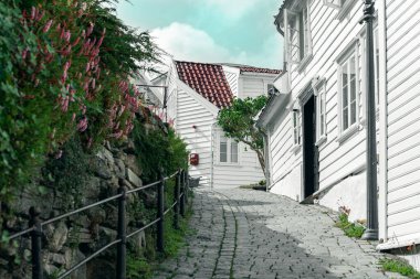 Beyaz evleri ve kaldırımları olan bir Stavanger caddesinde