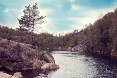 Norveç Dağları arasındaki dağ gölü