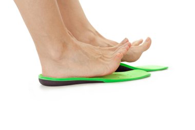 kadın ayakları ortopedik tabanlık onların topuklar üzerinde durmak