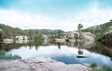 Norveç Dağları arasındaki dağ gölü